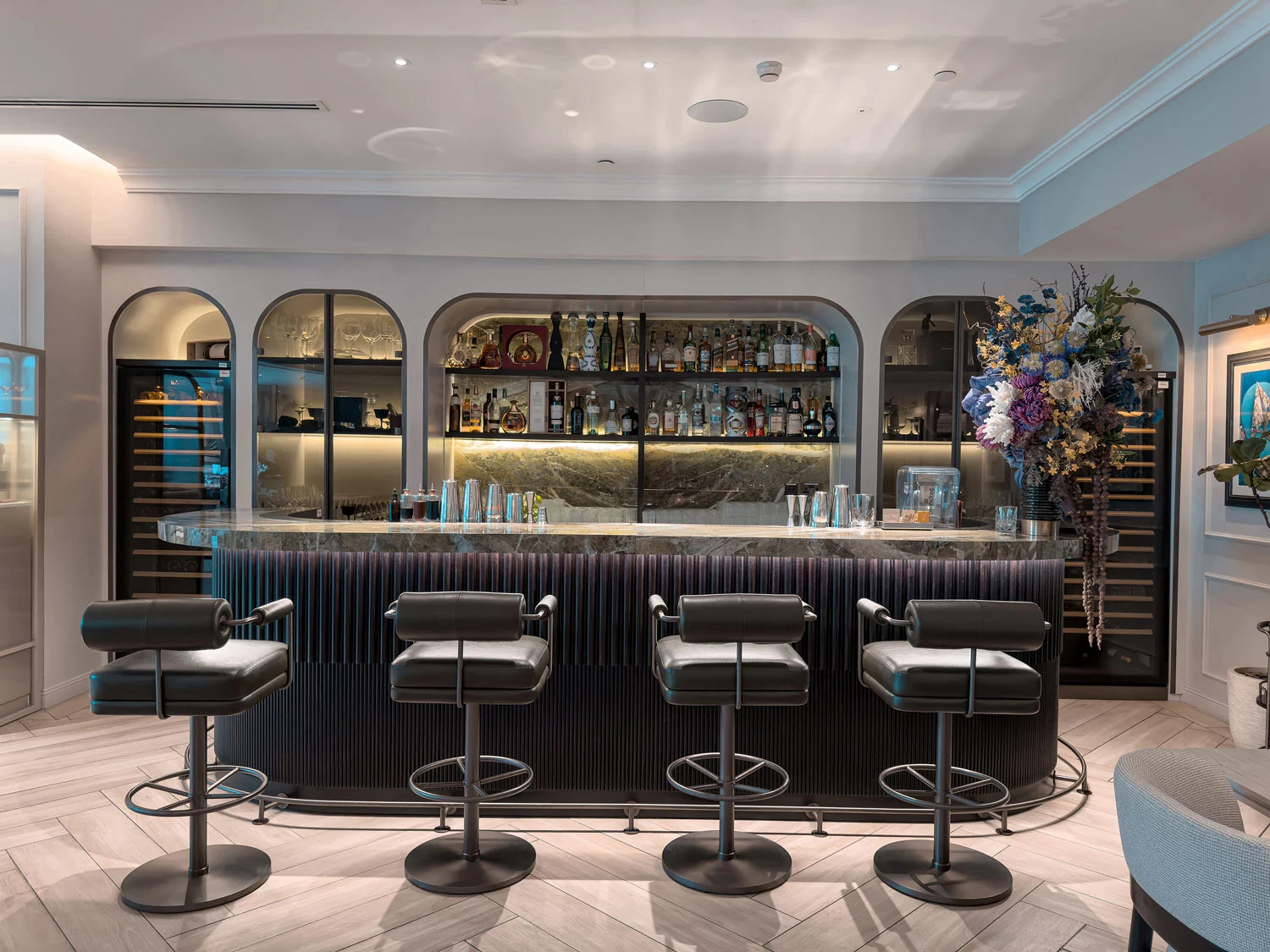 Vera Versilia indoor bar with marble counter and bottles.