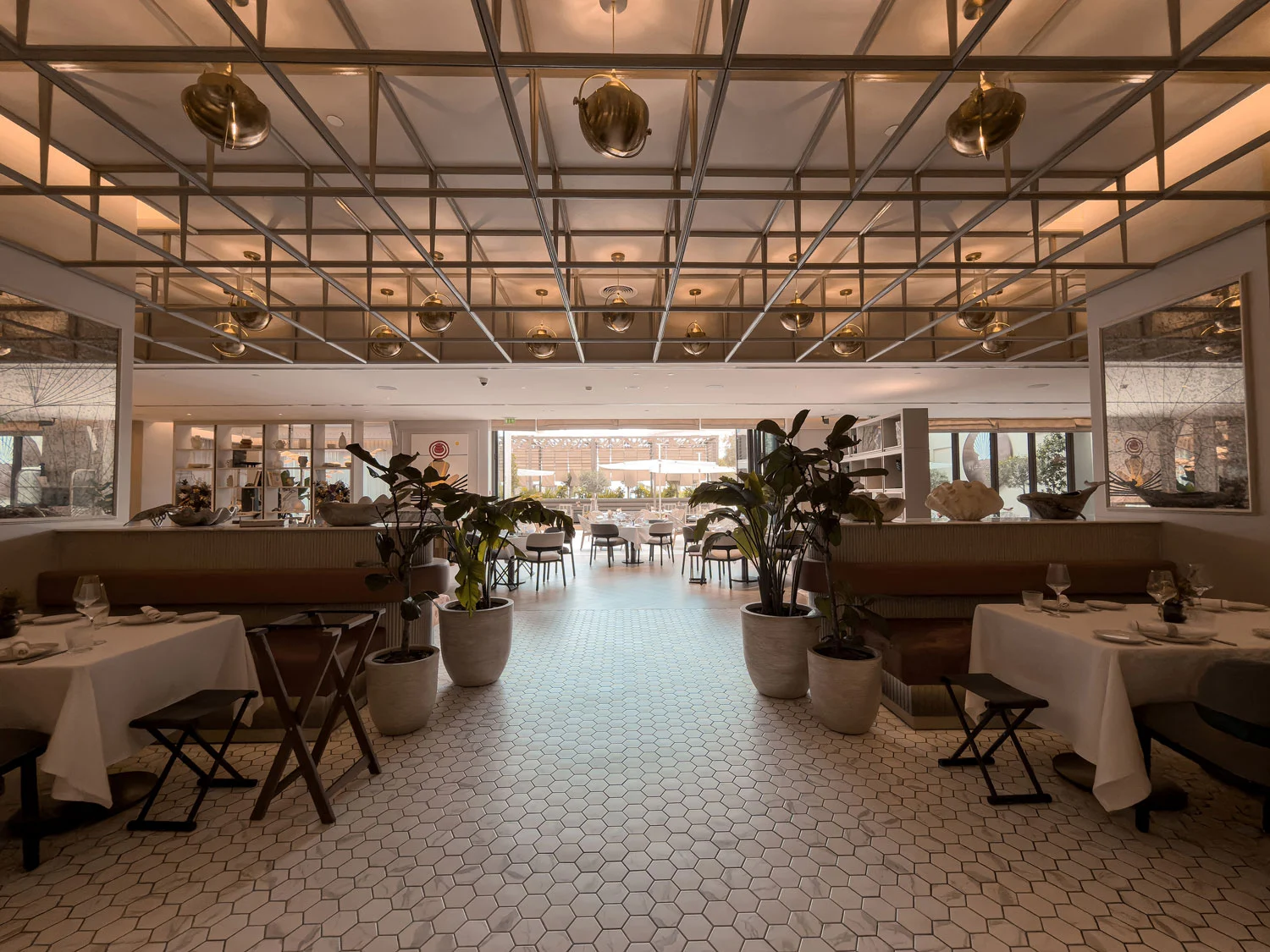 Threshold into the Vera Versilia dining room.